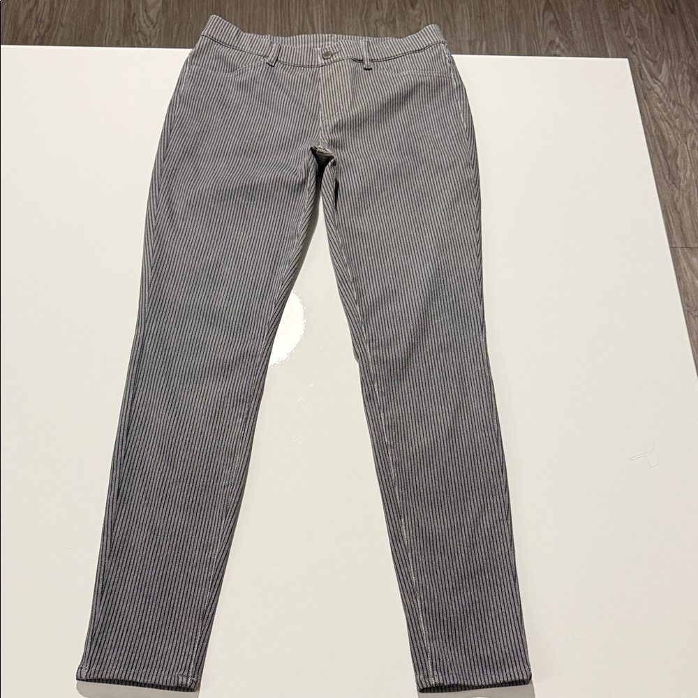 Uniqlo Women’s Pinstripe Skinny Jeans in Black and White Size 28